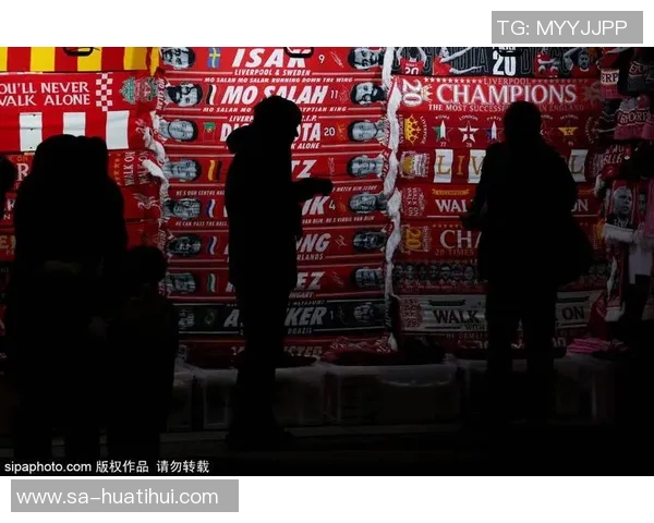 有情有义，阿诺德到若塔纪念碑前献上游戏手柄和手写卡片